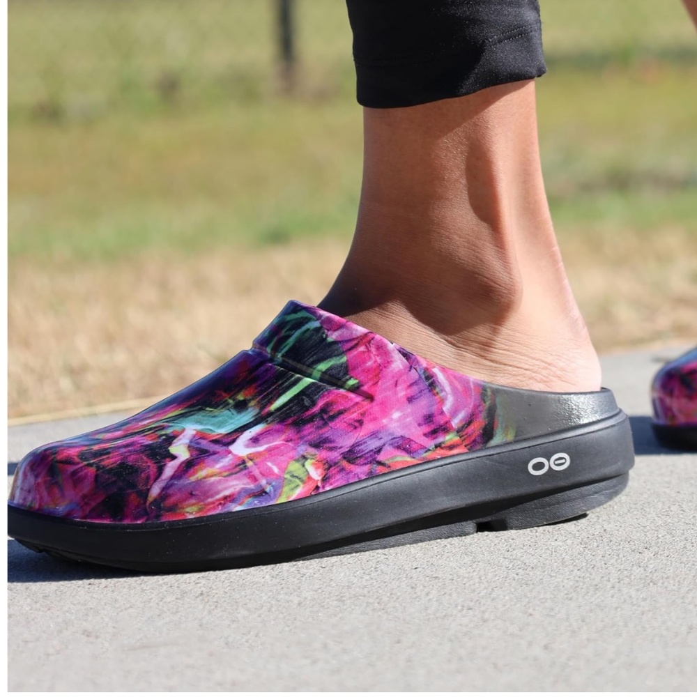 NIB OOFOS oooclogs in limited neon rose size W9
